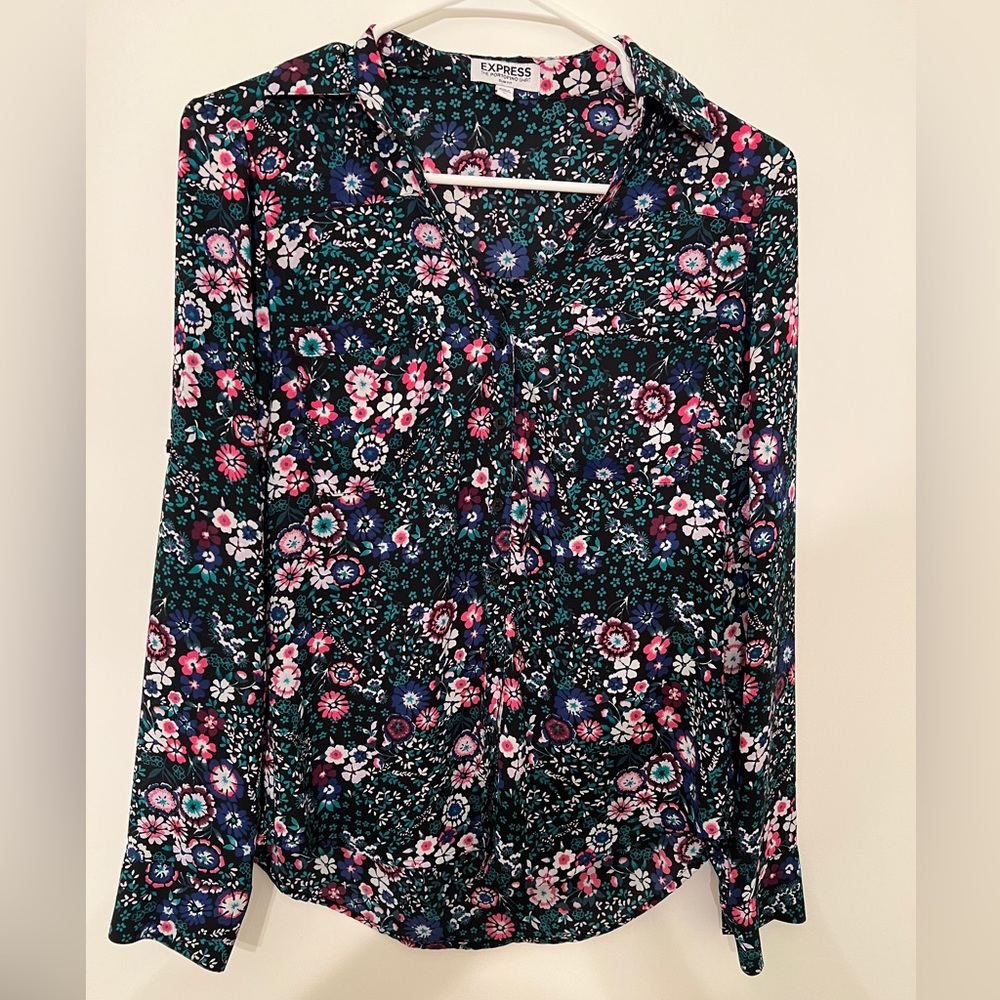 Express floral Portofino collared blouse. Size XS. Great condition!